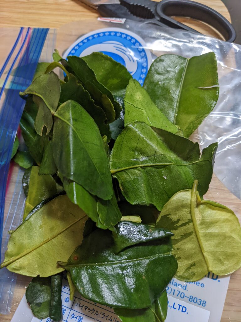 グリーンカレーに入ってる葉っぱ?正体は こぶみかんの葉 本場の味を自宅で! グリーンカレーに入ってる葉っぱ?正体は こぶみかんの葉 本場の味を自宅で!